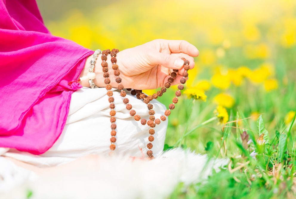 Mantra-Meditation-gespiegelt Meditation-Mala-Wiese-Kraftort