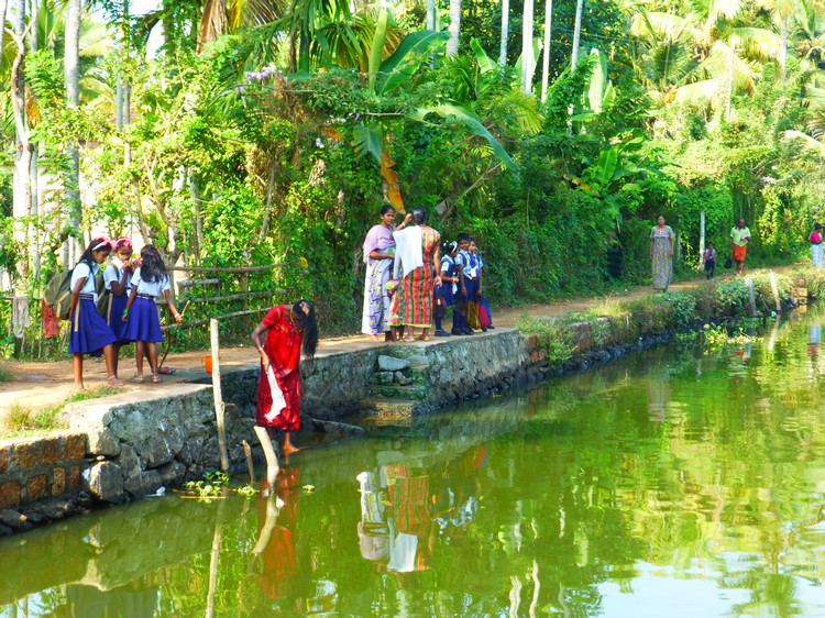 Backwatersklein Backwaters-Kerala-Kinder-gehen-zur-Schule-am-Wasser