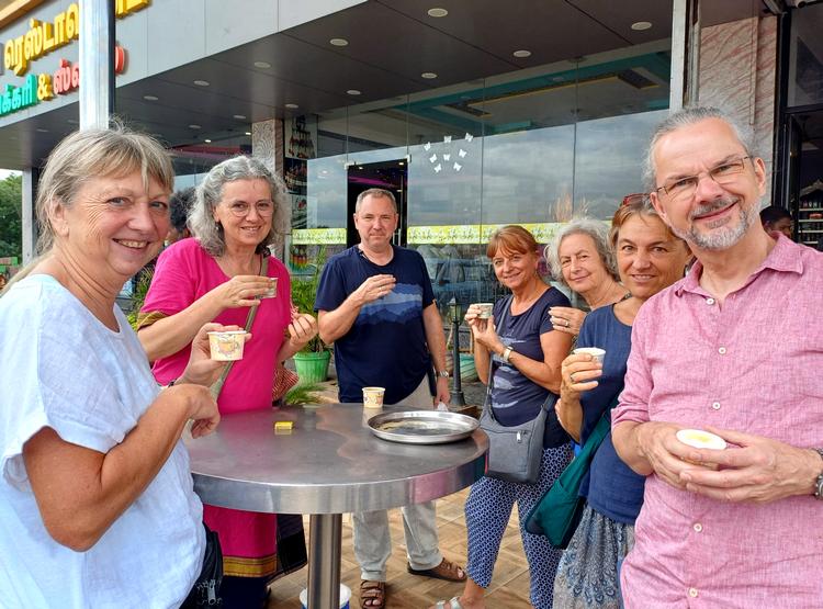 Chai Stop Reisegruppe-Chai-trinkend-unterwegs-Kraftortreise