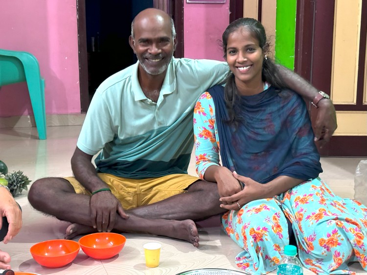 Jaya und Abi Vater-und-Tochter-in-Südindien-zu-Haus-spirituelle-Reise