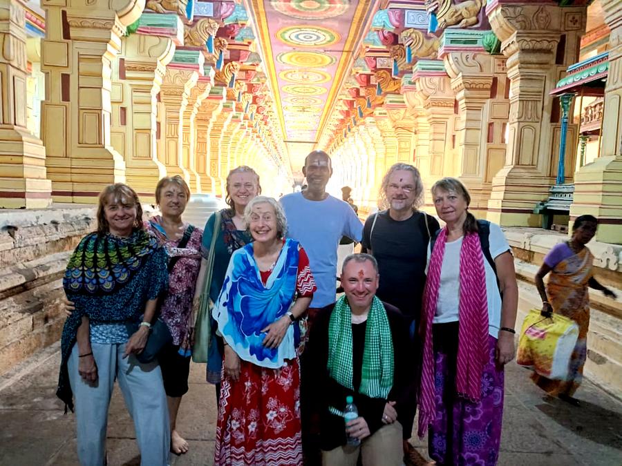 Rameshwaram Brunnen Reisegruppe-in-Rameshwaram-Tempel-Südindien