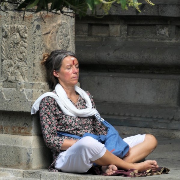 christiane Kanchi Frau-im-indischen-Tempel-meditierend-Spirituelle-Reise