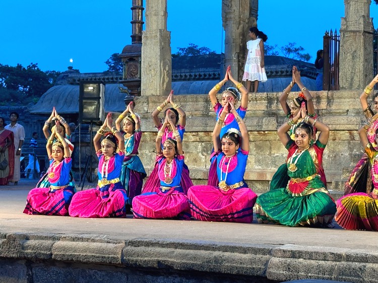 indische-Tempeltänzerinnen-Thanjavur-abends