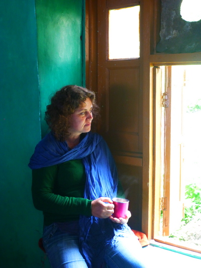 Frau-schaut-aus-einem-Fenster-in-Kaschmir