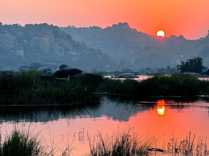 Flusslandschaft-in-Hampi-bei-Sonnenaufgang-Kraftortreise-Indien