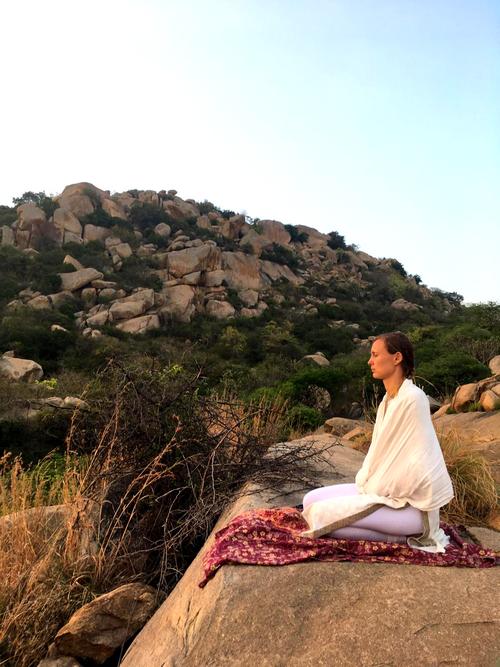 Frau-meditierend-auf-Berg-in-Indien-Kraftortreise