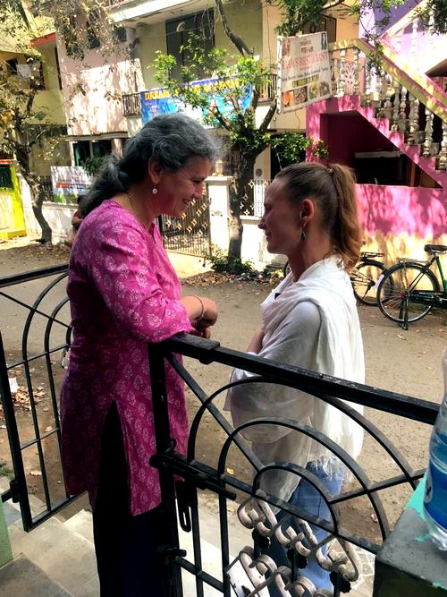 zwei-Frauen-an-einer-Strasse-in-indien-spirituelle-reise